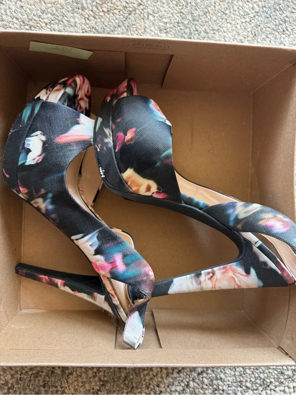 Jessica Simpson chic open